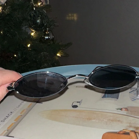 90s Small Oval Sunglasses - Picture 6 of 6